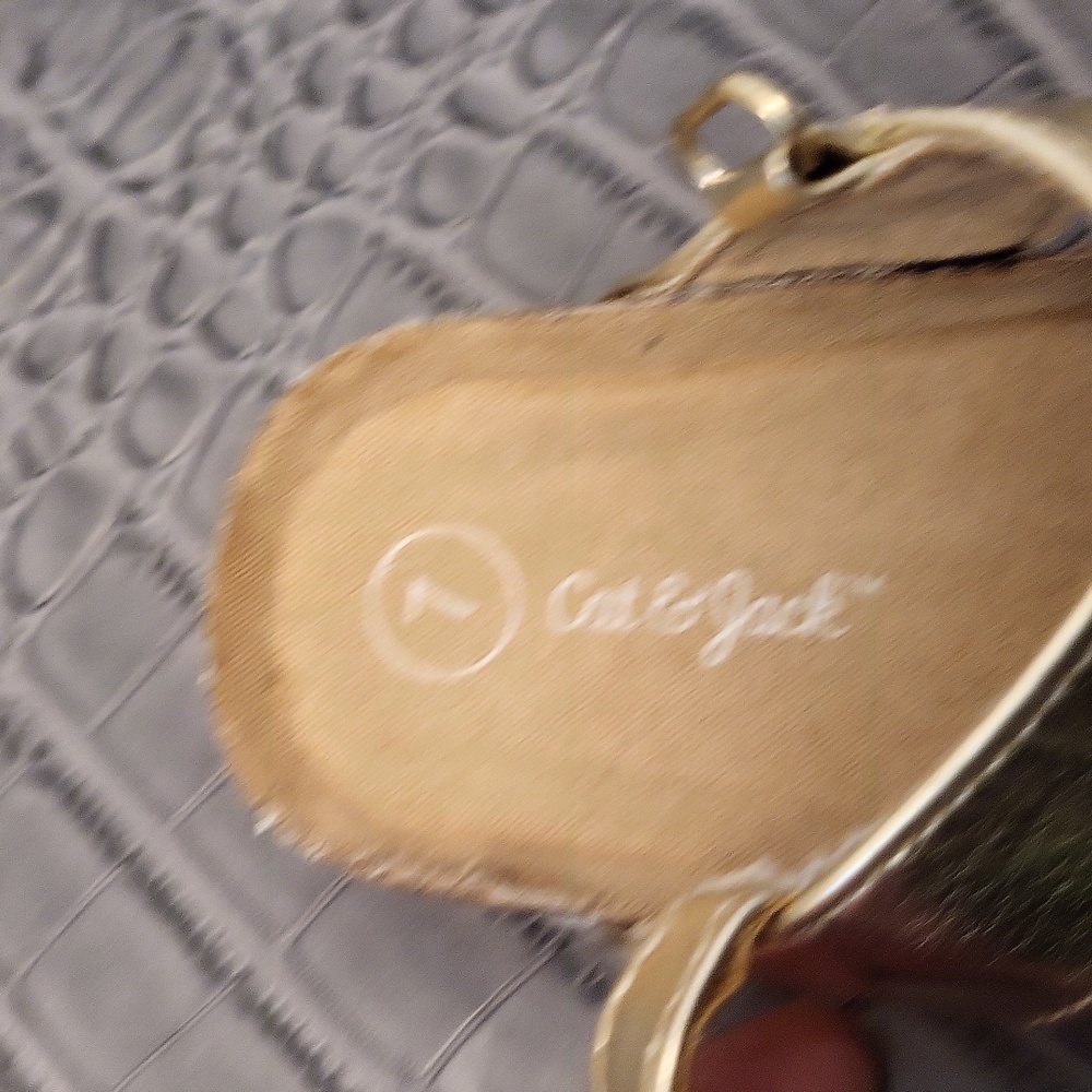 Cat & Jack Gold Sandals.Size: 7 Toddler; Gender: Girl - Picture 6 of 6